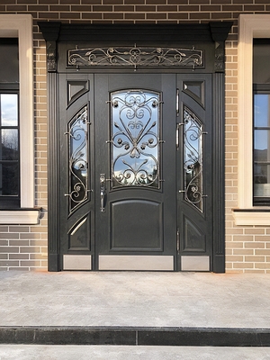 Парадная дверь с ковкой